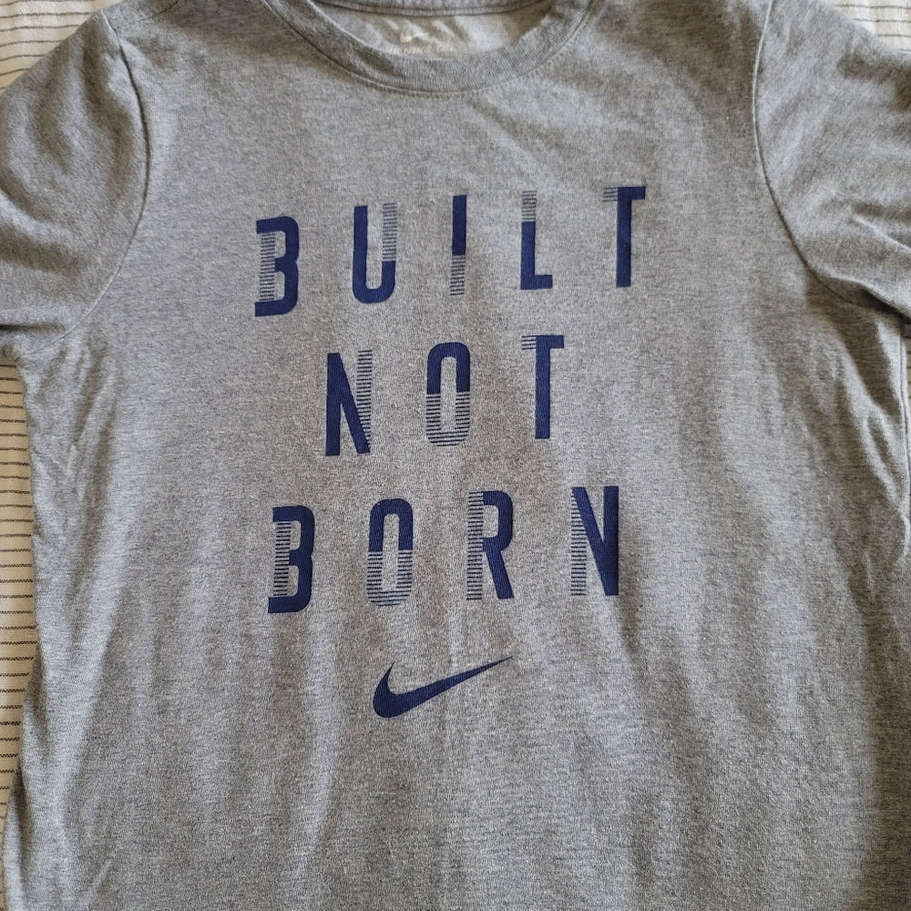 NIKE TEE-BOYS SIZE MEDIUM-LIKE NEW